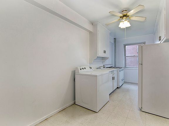 3rd image of 550 Grand St APT J4a