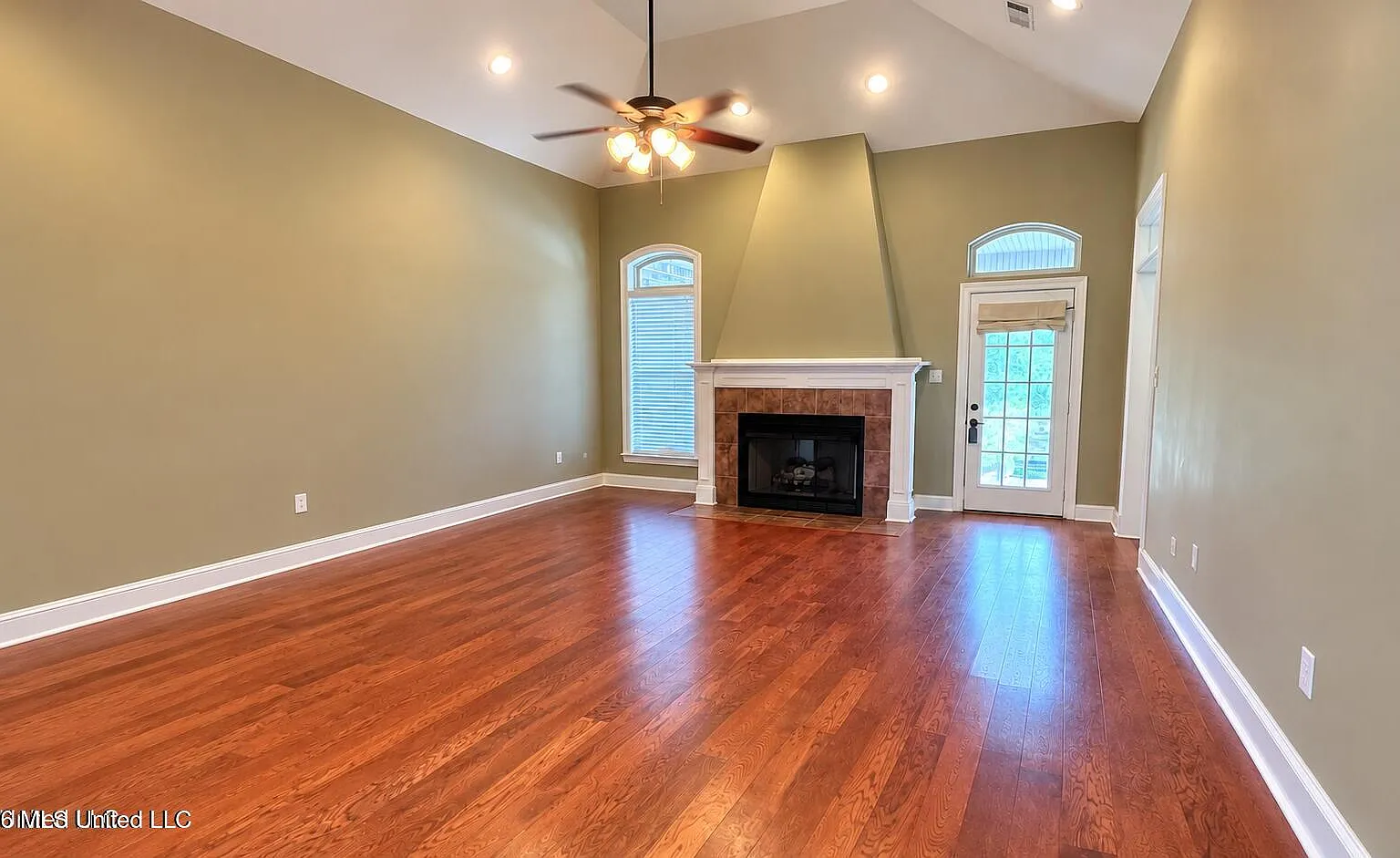 4 bed, 2.5 bath, 2301 sqft, $2,500 — Photo 3