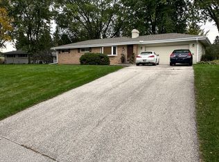 21865 Holly Crest Dr, Brookfield, WI 53045