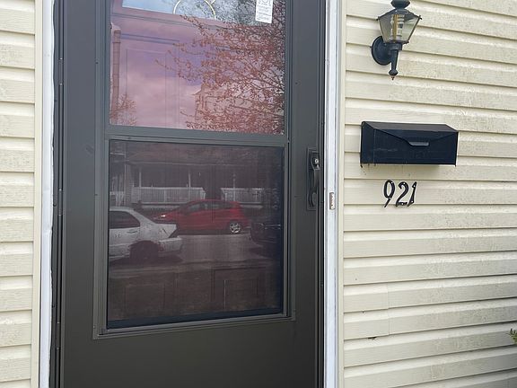 2nd image of 921 NW D St