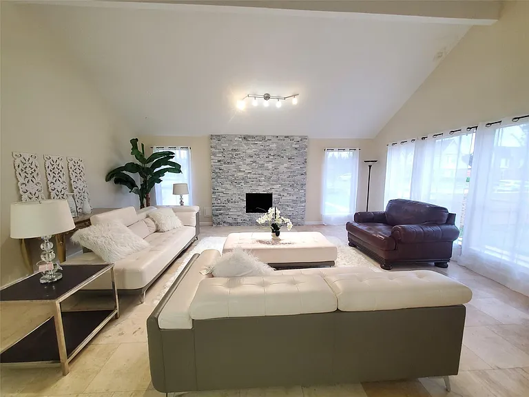 2810 Arrowhead Dr — Photo 3