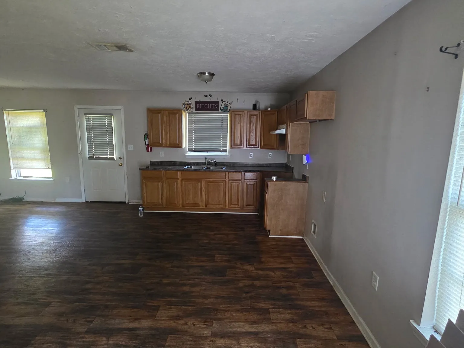 3 bed, $1,495 — Photo 2