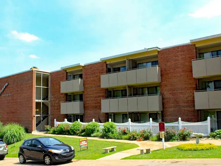 Geneva Apartments — Photo 7
