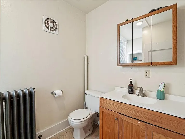 222 S Geneva St — Photo 16