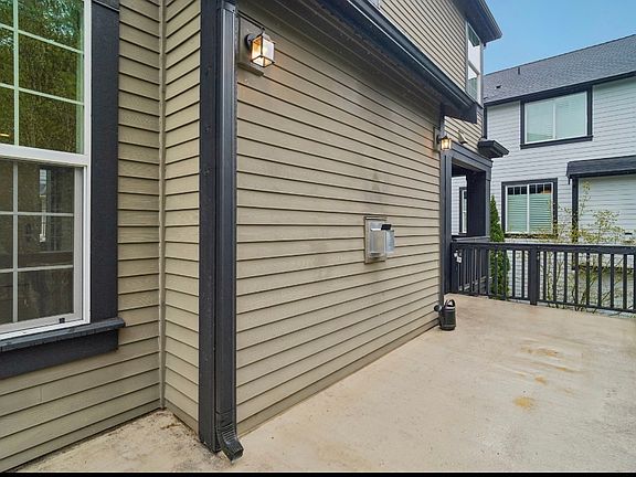 3rd image of 2166 NE Morgan Ln