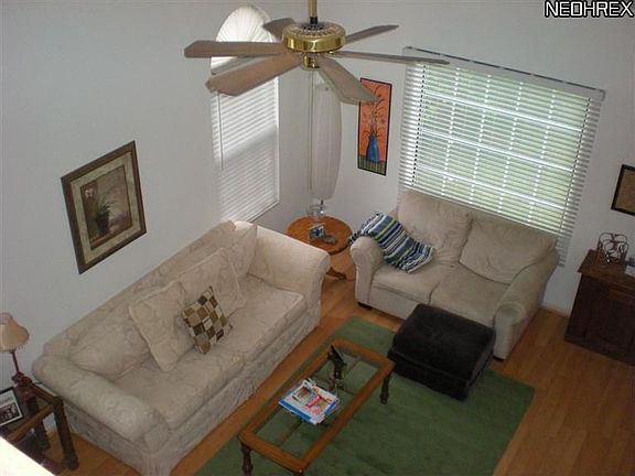 5th image of 35 Woodbury Ln