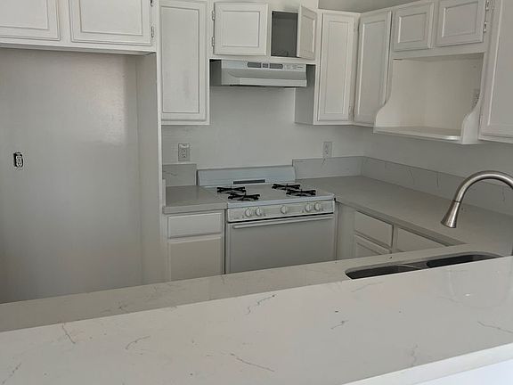 3rd image of 521 S Manhattan Pl APT 207