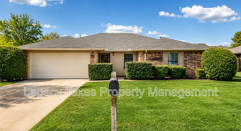 1203 Stonelake Dr — Photo 1
