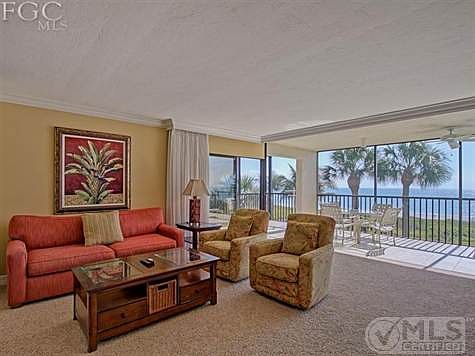 Spacious condo/crown moldings
