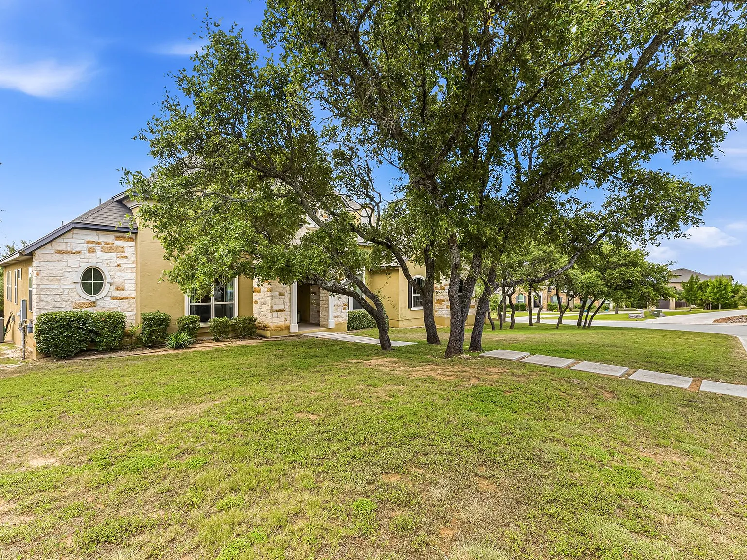 3 bed, 3.5 bath, 2994 sqft, $3,750 — Photo 2