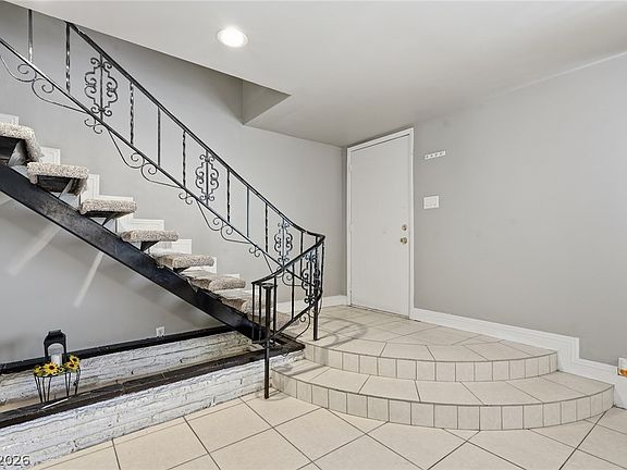 2nd image of 702 Greenbriar Townhouse Way