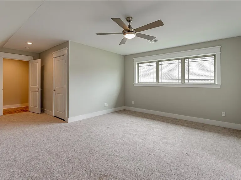 2318 Large Oak Dr — Photo 32