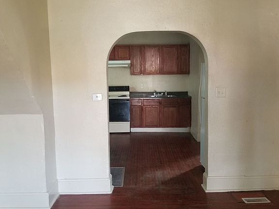 2nd image of 27 Schiller St