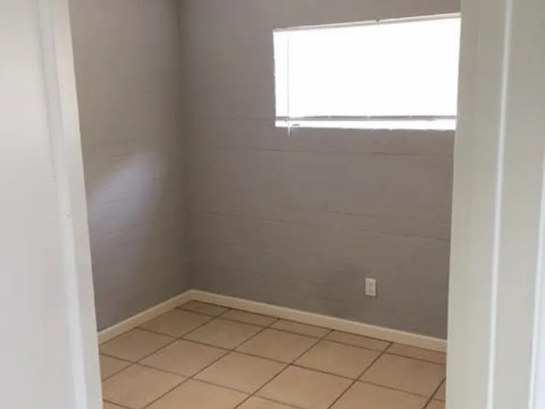 858 E Water St — Photo 2