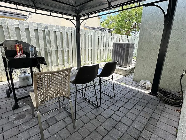 133 SE 28th Ter #8 — Photo 35