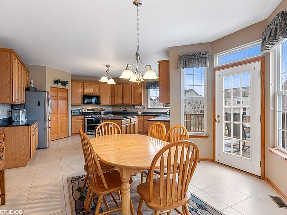 4th image of 330 Robin Glen Ln