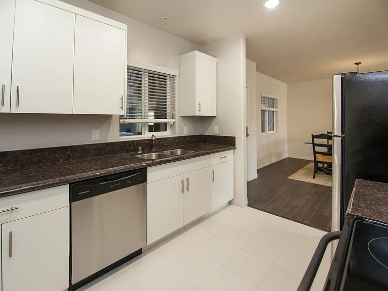 Sherman Oaks Place — Photo 45
