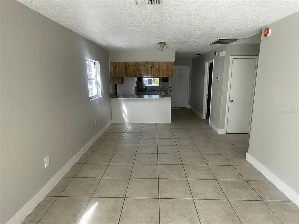 2 bed, 1.0 bath, 890 sqft, $1,200 — Photo 3