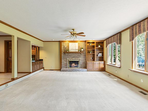 2nd image of 735 Greenhurst Dr