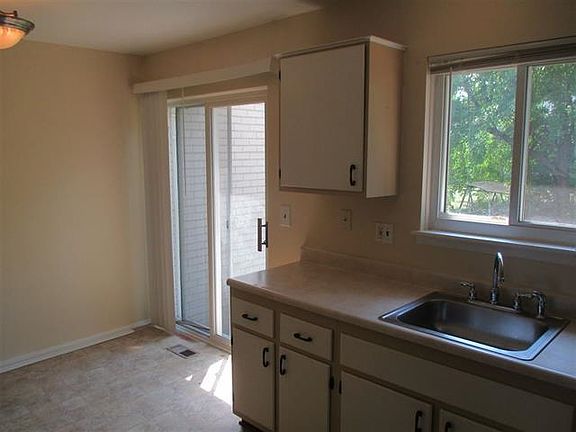 3rd image of 203 N Christine Cir