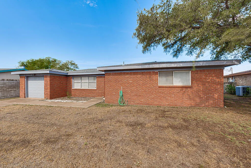 3 bed, 2.0 bath, 1384 sqft, $2,200 — Photo 4