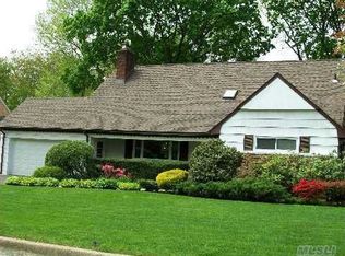 9 Stuart Dr E, Glen Cove, NY 11542