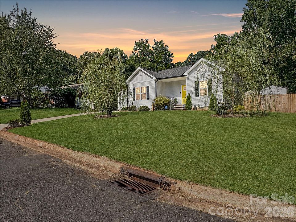 1st image of 404 Skipwith Pl