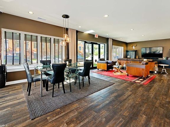 5th image of 1805 W Argyle St #1321