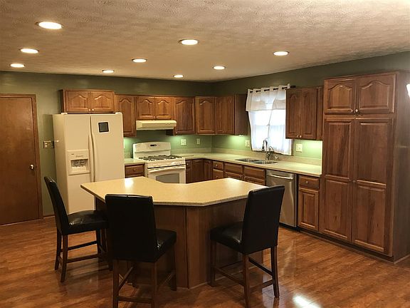 2nd image of 1704 N Magnolia Ln