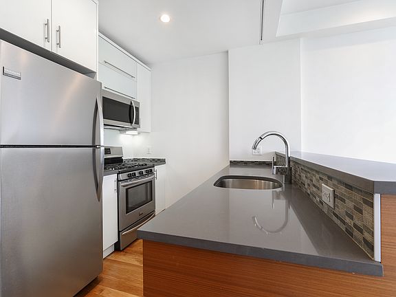 3rd image of 17 Kingsland Ave APT 3F