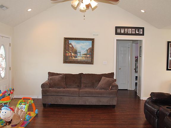4th image of 610 Airie Way