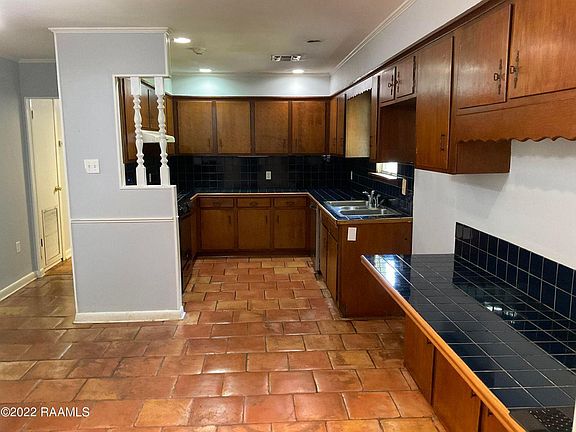 5th image of 733 Genevieve Dr