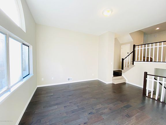 4th image of 79 Sandywood Ln