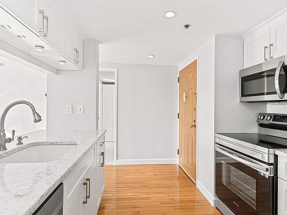 4th image of 127 Greyrock Pl