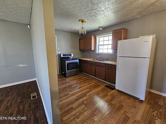 4th image of 348 Washington Dr