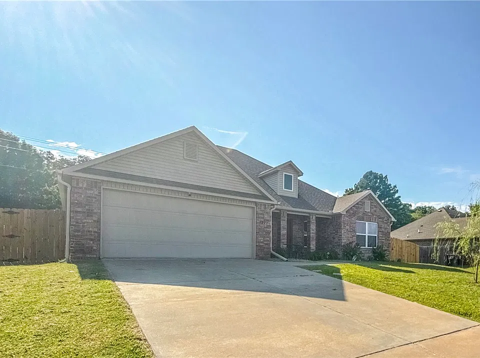 1227 Willow Oak St