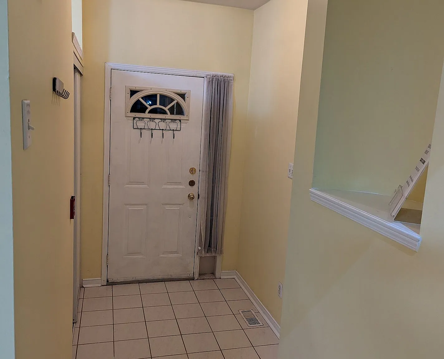 18 Clark Ave W — Photo 2