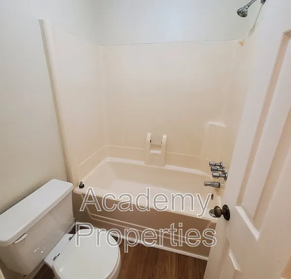 200 Sheraton Ct — Photo 7