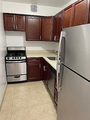 4th image of 3443 Crescent St APT 3F