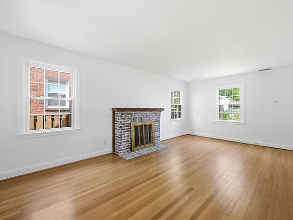 3rd image of 4453 S Dakota Ave NE