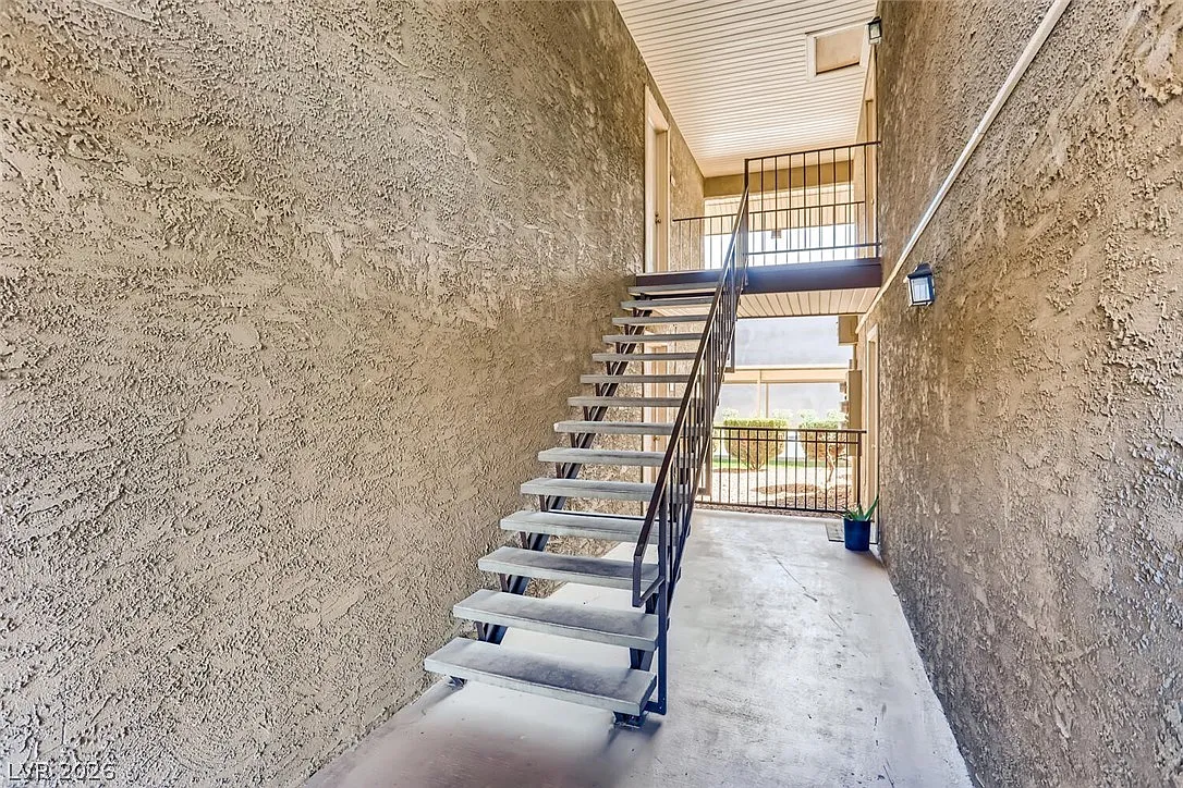 2 bed, 1.0 bath, 816 sqft, $1,350 — Photo 4