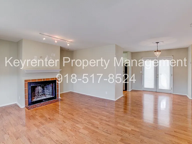 1303 S Lawton Ave #E — Photo 3