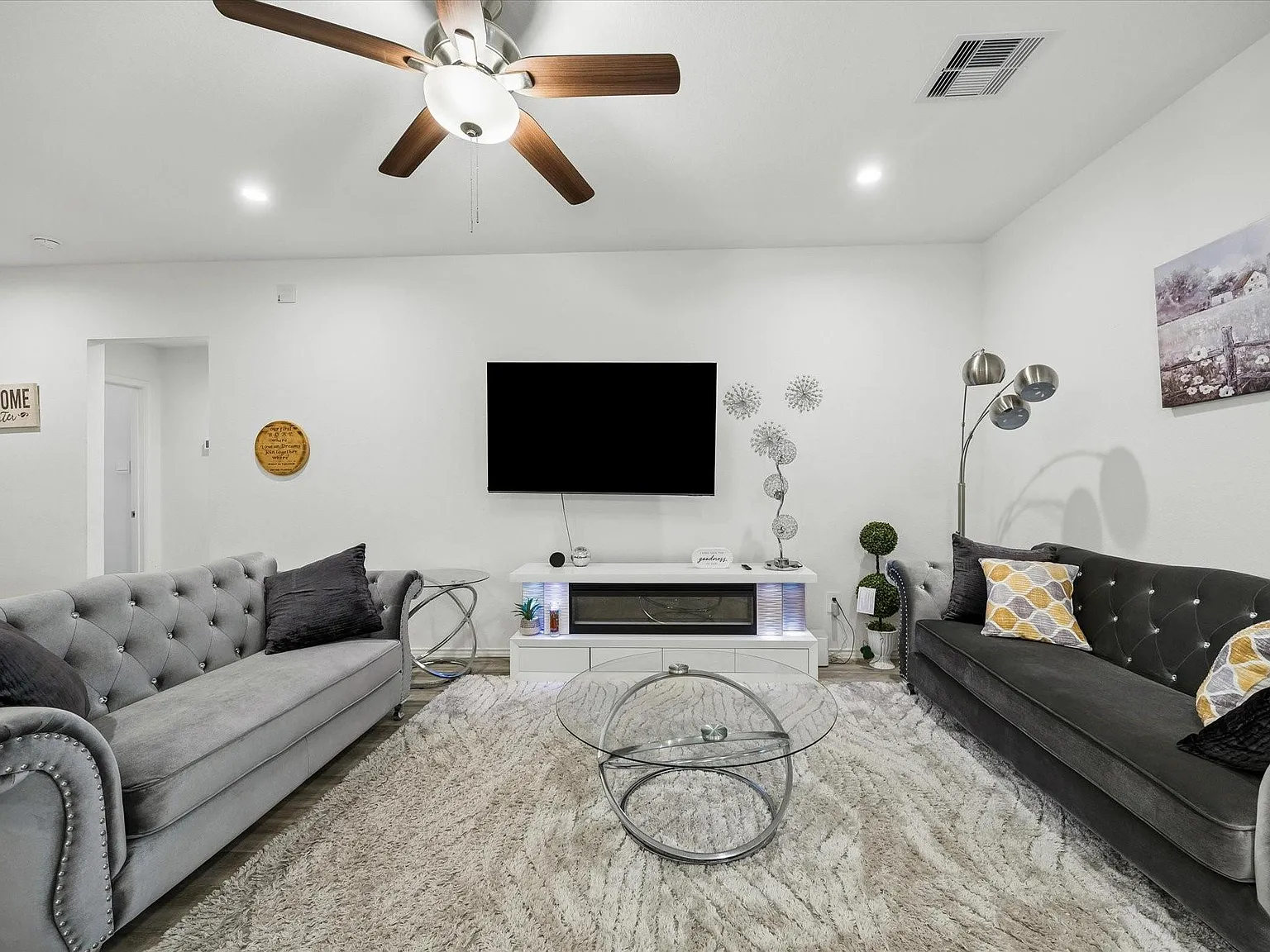 3 bed, 2.0 bath, 1409 sqft, $2,050 — Photo 4