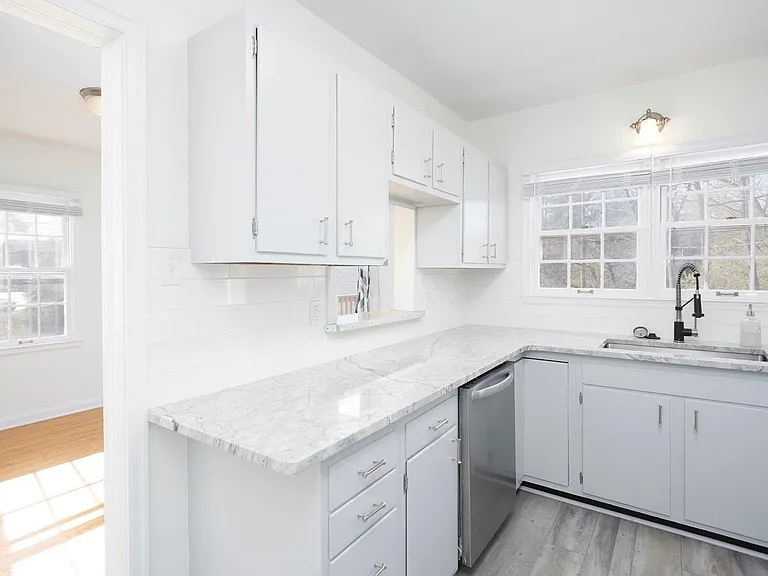 208 S Clark St — Photo 11