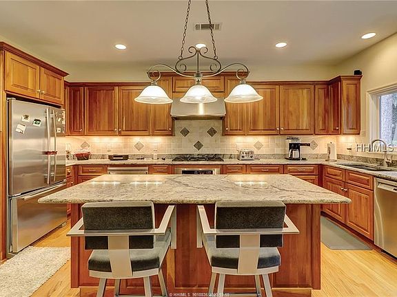 3rd image of 6 Clarendon Ln