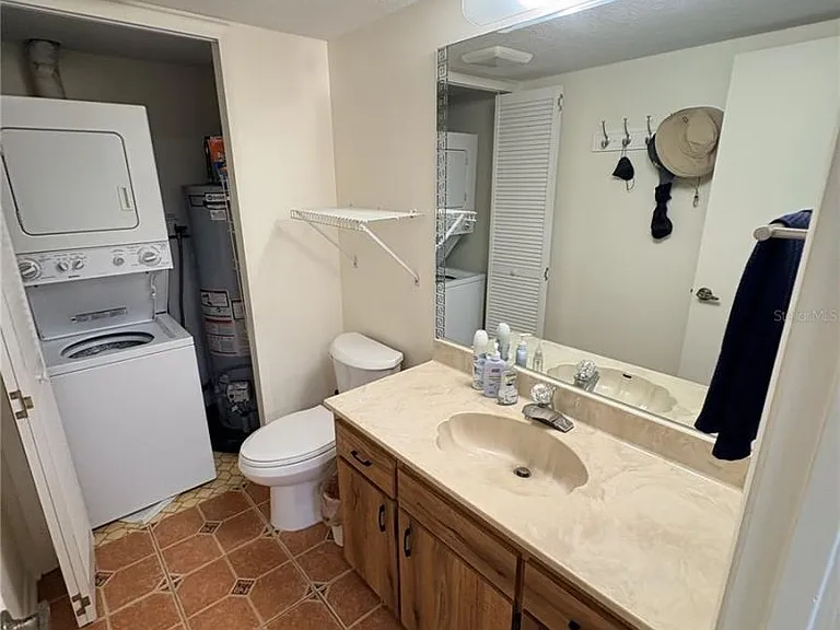 3810 Saxon Dr — Photo 8