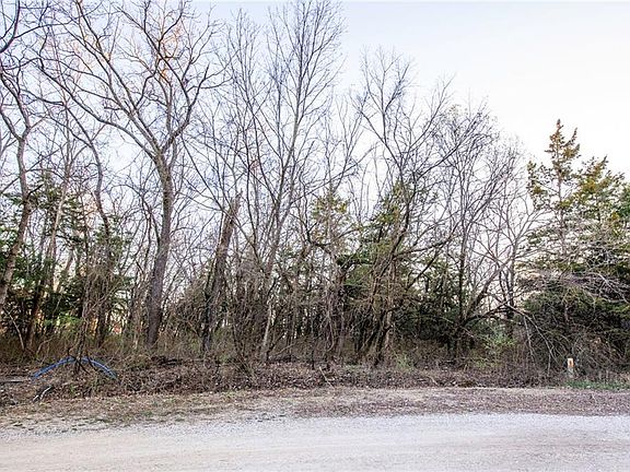 3rd image of 114 W Sugar Lake Dr