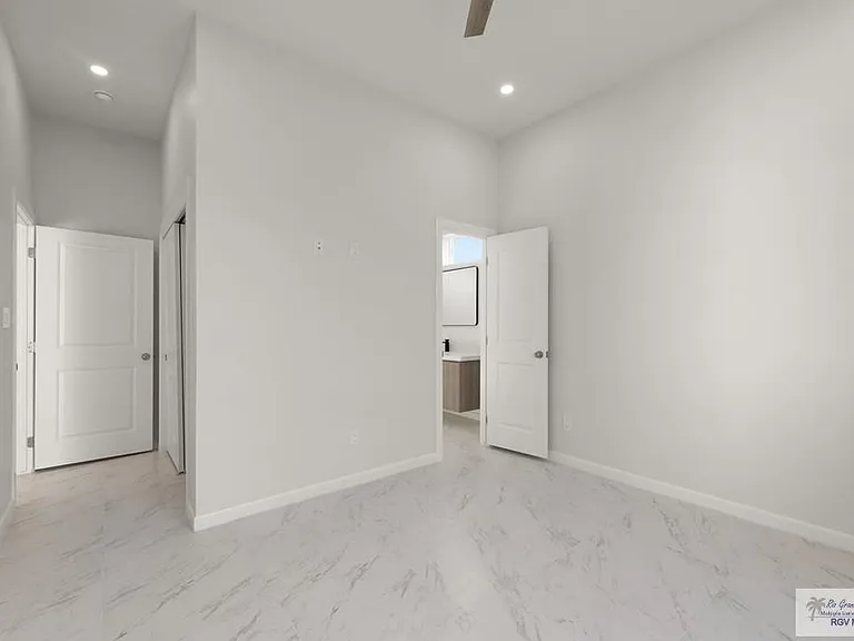 6941 Diamond Cove Dr — Photo 24