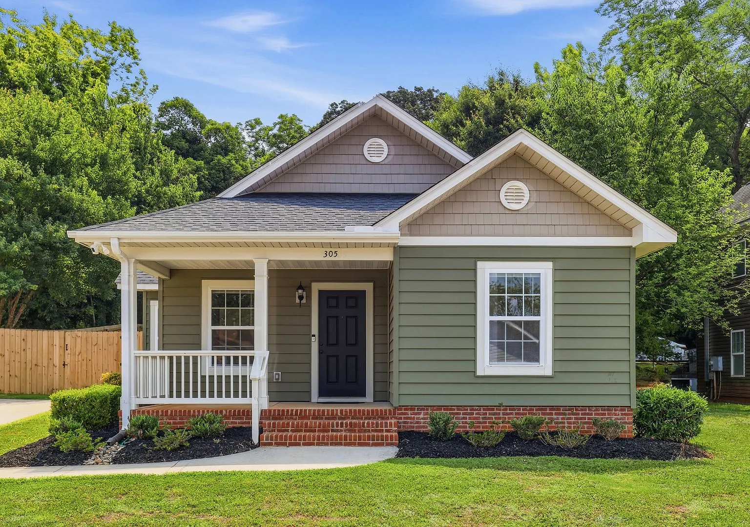 3 Bedroom Minutes From Downtown Greenville — Photo 1