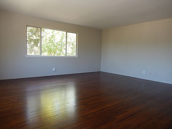 5th image of 909 Capuchino Ave #B